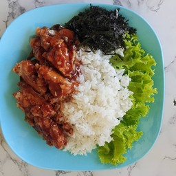 ข้าวไก่ทอดราดซอสบาบิคิวโรยสาหร่าย