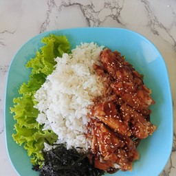 ข้าวไก่ทอดราดซอสเกาหลีโรยสาหร่าย