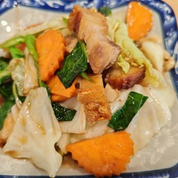 ผัดผักสามสหายหมูกรอบ