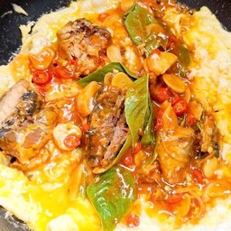 ข้าวไข่ขยี้ปลากระป๋อง 1 ป๋อง+พริกสด+ใบโหรพา (ไข่1ฟอง)