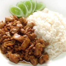 ผัดซอสกระเทียมราดข้าว