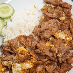 ข้าวหน้าหมูชิ้นกระเทียมผัดไข่