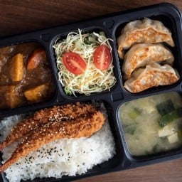 ชุดเกี๊ยวซ่าเบนโตะ 3 -  ข้าวแกงกะหรี่ กุ้งทอด + เกี๊ยวซ่า 3 ชิ้น + สลัด + ซุปมิโสะ