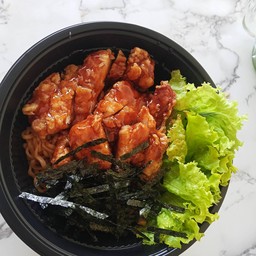 มาม่าไก่ทอดราดซอสบาบิคิวโรยส่าหร่าย