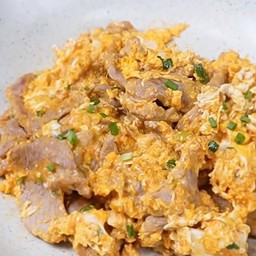 ข้าวหอมมะลิ หมูชิ้นผัดน้ำจิ้มสุกี้