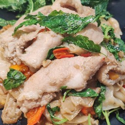 เส้นใหญ่กะเพราหมู