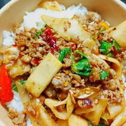 ข้าวหน้ากระเพราหมูสับหน่อไม้ดอง