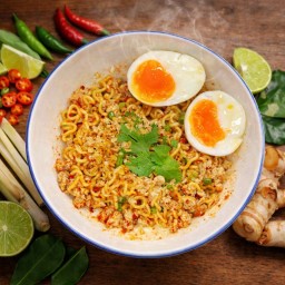 บะหมี่แห้งต้มยำไข่ยางมะตูม