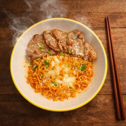 บะหมี่เกาหลีคลุกซอสโคชูจังชีส