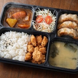 ชุดเกี๊ยวซ่าเบนโตะ 1 -  ข้าวแกงกะหรี่ ไก่กรอบ + เกี๊ยวซ่า 3 ชิ้น + สลัด + ซุปมิโสะ