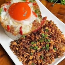 หมูสับผัดซอสน้ำปลาราดข้าว