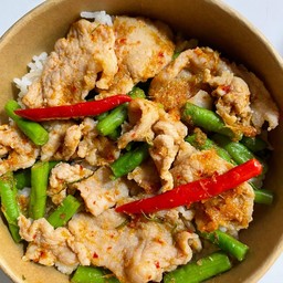 ข้าวหมูนุ่มผัดพริกแกงถั่วฝักยาว