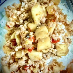 เห็ดออรินจิหมูสับผัดพริกราดข้าว