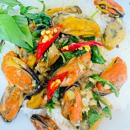 หอยแมลงภู่ผัดใบโหระพาราดข้าว