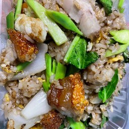 ข้าวผัดโบราณ หมูกรอบ