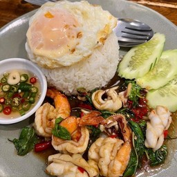 ข้าวผัดกระเพราทะเล