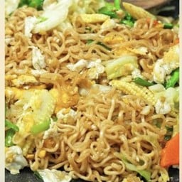มาม่าผัดไข่ (ไม่ใส่เนื้อสัตว์)