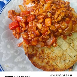 ข้าวหน้าหมูยอแผ่นทอดราดหมูสับผัดซอสมะเขือเทศ