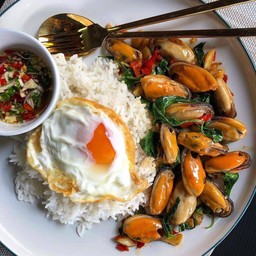 ข้าวผัดกระเพราหอยแมลงภู่