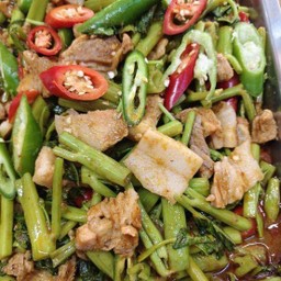 ผัดพริกแกงผักบุ้งหมูสามชั้น