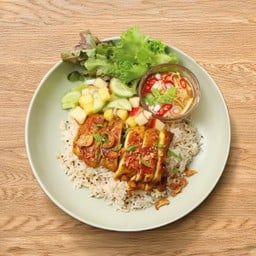 ข้าวกล้องควินัวไก่ย่างขมิ้น น้ำยำมะม่วง