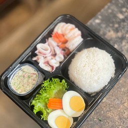 ข้าวหน้าทะเลลวก ไข่ต้ม และน้ำจิ้มซีฟู้ดส์