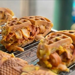 Help Me วาฟเฟิลไส้ทะลัก