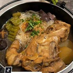 ก๋วยเตี๋ยวชามใหญ่ไก่ยกโครง