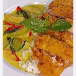 ผัดแห้งเขียวหวานไก่กรอบ ราดข้าว