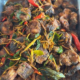 ปลาดุกกรอบผัดพริกแกงราดข้าว