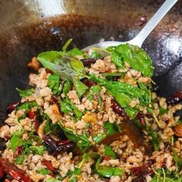 กับข้าวกะเพราหมูสับคั่วพริกแห้ง