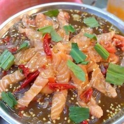 ยำแซลมอนน้ำปลาร้า