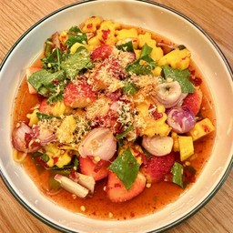 ตำสตอเบอรีี่มะม่วงกะปิกุ้งแห้งบด