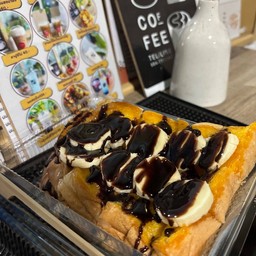 ปังปิ้งเนยนมกล้วยหอม ราดซอสช็อกโกแลต