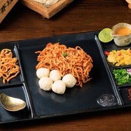 ข้าวซอยผัดแห้งลูกชิ้นหมู