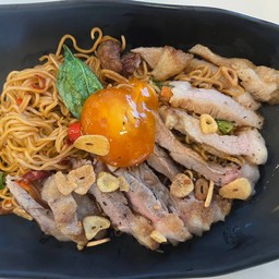 มาม่าผัดขี้เมาพริกแห้งหน้าเนื้อใข่ดอง