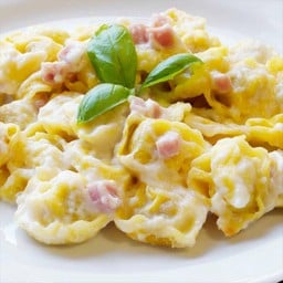 ทอร์เทลลินี ลา โดลเช วิต้า ครีมและแฮม