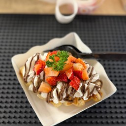 ครอฟเฟิลวิปครีมสตอเบอร์รี่+นูเทลล่า