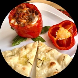 ราคู โบโลเนส หมูและเนื้อวัวในลูกพริกไทยกับชีสมอสซาเรลล่า