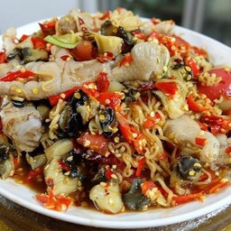 ตำลาวเส้นมาม่าหอยเชอรี่ตีนไก่
