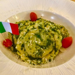 ราวิโอลีไส้ชีสและผักโขม ราดด้วยซอสเพสโต้โหระพา