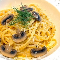 สปาเก็ตตี้คาโบนาร่ามังสวิรัติกับเห็ด