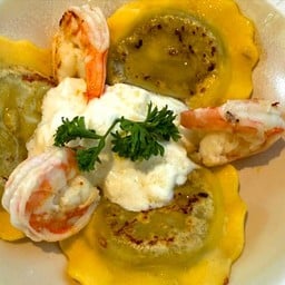 ราวิโอลี ไส้เห็ด ปรุงรสด้วยชีสสตราคิอาเตลลาและกุ้ง