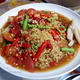 ตำลาวเส้นมาม่าตีนไก่