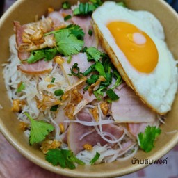 เส้นหมี่ผัดเบคอน ไข่ดาว