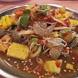 ยำข้าวโพดกุ้งดิบหอยแครงน้ำปลาร้า
