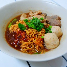 เตี๋ยวในบ้าน ก๋วยเตี๋ยวเรือน้ำตกรสแซ่บ !! อยู่บ้านก็แซ่บได้🍜