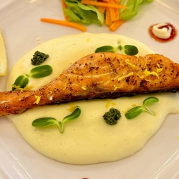 แซลมอนสติ๊กกับมันฝรั่งบดและสลัด