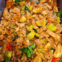 ผัดเผ็ดหมูใส่มะเขือ หน่อไม้