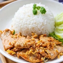 ข้าวหมูกระเทียม